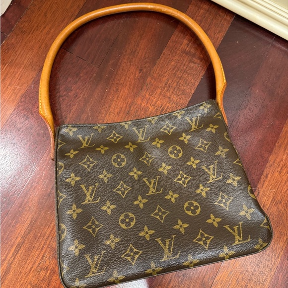 Louis Vuitton - Picture 1 of 8